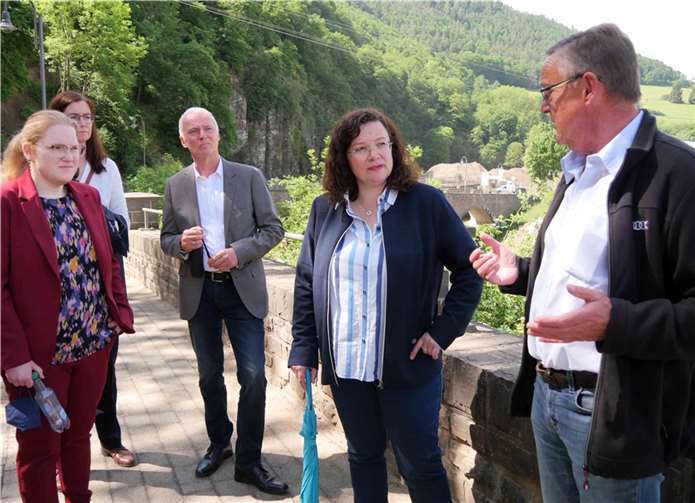 Begleitet wurde die neue Chefin der Bundesagentur für Arbeit, Andrea Nahles, bei ihrem Ahr-Besuch unter anderem von Frank Schmidt, dem Leiter der Agentur für Arbeit Koblenz-Mayen (links) und Schulds Bürgermeister Helmut Lussi. Foto: Agentur für Arbeit Koblenz-Mayen