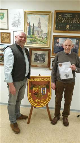 Begonnen wurde mit der Ehrung des Sängers, Walter Sturm, für 30 Jahre Mitgliedschaft im Verein. Foto: privat