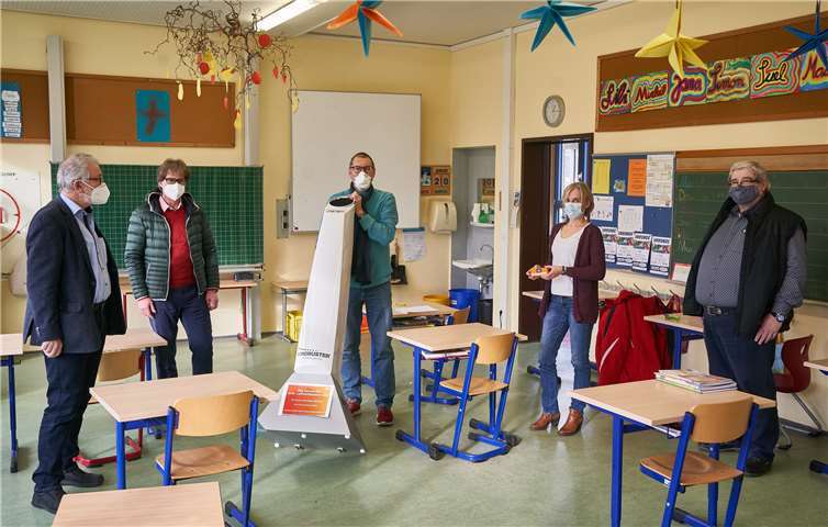 Begrüßen den neuen Luftreiniger im Klassenzimmer der Astrid-Lindgren-Schule: (v.l.) Verbandsgemeindebürgermeister Bruno Seibeld, Berthold Nick und Peter Nebenführ von der evm, Schulleiterin Dörthe Frölich sowie Karl-Peter Deisen, der bei der Verbandsgemeinde den Teilbereich Bildung leitet.Foto: Thomas Frey.