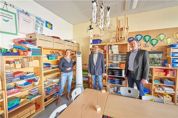 Begrüßen den neuen Luftreiniger im Klassenzimmer der Grundschule in Urbar: (v.l.) Karin Küsel, Ortsbürgermeisterin, Peter Nebenführ von der evm und Thomas Rous von Virobuster. Foto: evm/Sascha Ditscher