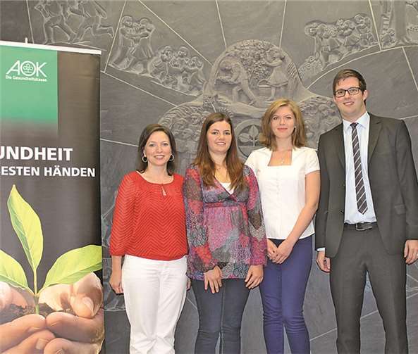 Begrüßen die Neuen bei der AOK: (v. links) Koordinatorin Aus- und Weiterbildung Karina Gajowski, dann die neue Azubis Miriam Brück in Mayen sowie Viktoria Resch in Ahrweiler neben dem stellv. Bezirksgeschäftsführer Stefan Mohr.privat