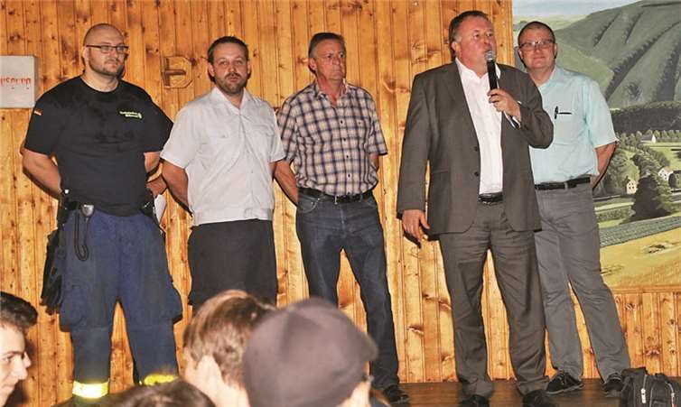 Begrüßen die zahlreichen Teilnehmer. Von Links: Die beiden Organisatoren Christian Niemeyer THW, Sebastian Heinrich von der FW Schuld haben das Szenario erstellt, Helmut Lussi OB Schuld, Landrat Jürgen Pföhler und Guido Nisius Bürgermeister der VG Adenau.