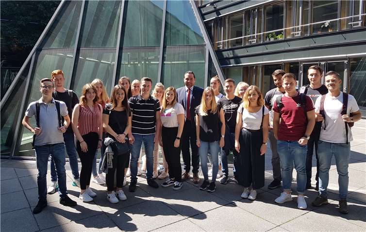 Begrüßte die Auszubildenden der Kreisverwaltung Cochem-Zell im Mainzer Landtag: Benedikt Oster (Mitte). Foto: privat