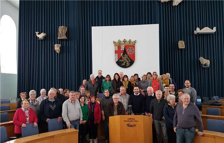 Begrüßte „seine“ Mitbürger im Steinsaal des Landesmuseums, der zur Zeit als Plenarsaal des Mainzer Landtags genutzt wird.: Benedikt Oster (am Pult)