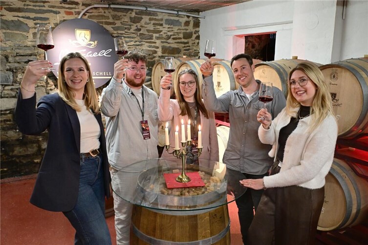Begrüßten das Weingut O.Schell in Rech als neuen Teilnehmer: (v.l.) Carolin Groß (Ahrwein e.V.), Ahrweinkönig Felix Lüdenbach, Ahrweinprinzessin Katharina Bongart, Winzer Oliver Schell und Gina Cremer (Ahrwein e.V.).