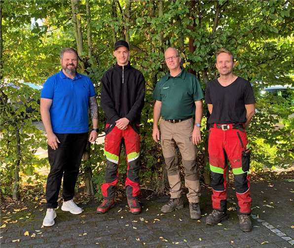 Neuen Forstwirt- Azubi eingestellt Begrüßten den neuen Forstwirt-Azubi (v.l.n.r.): Stadtbürgermeister René Achten, Forstwirt-Azubi Ben Wintermeyer, Revierleiter Christoph Kirst und Forstwirtschaftsmeister Stefan Kursch. Foto: Stadt Bad Hönningen - Forstrevier -
