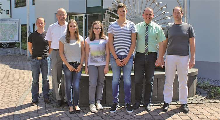 Begrüßten die neuen Auszubildenden (v.r.): Rainer Dommermuth, Johannes Bell, Maurice Ziegler, Lisa Gundert, Julia Adam, Armin Seiwert und Ralf Bell. privat