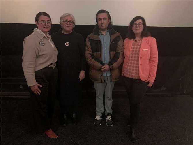 Begrüßten gemeinsam Shole Pakravan (2. von links) und Dr. Homayun Alam (2. von rechts): SI-Clubpräsidentin Verena Wiedenhues (links) und Moderatorin Beatrix Sieben (rechts). Quelle: SI Club Koblenz