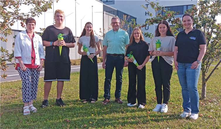 Begrüßung am Rathaus, von links: Fachbereichsleiterin Personal Britta Röhrig, Florian Köller, Anny-Aaliyah Stach, Erster Beigeordneter Hans Dieter Wirtz, Stella Puss, Leonie Klemmer sowie Ausbildungsbeauftragte Silke Grohs. Auf dem Foto fehlen Sophie Reiner und Nadine Klein. Foto: Stadt Meckenheim