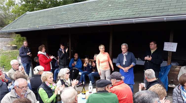 Begrüßung auf der „Bunten Kuh“ durch die Vorsitzenden Annette Sebastian, Edgar Flohe und Rainer Caspary (stehend in der Bildmitte v.l.)Foto: Jürgen Schumacher