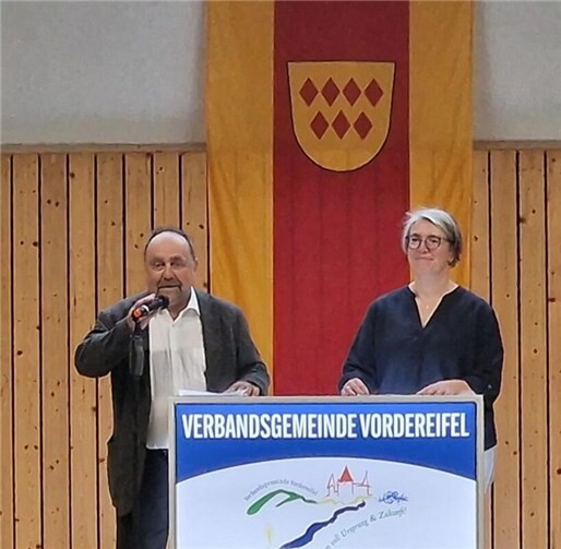 Begrüßung der Festbesucherinnen und Festbesucher durch Bürgermeister Alfred Schomisch, Gastgeber, und Ortsbürgermeisterin Conny Becke, Hausherrin, in der Monrealer Gemeindehalle.
