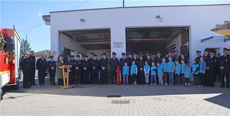 Begrüßung der Feuerwehrleute und Bambinis der Feuerwehr Ötzingen sowie aller Gäste durch Alexandra Marzi.