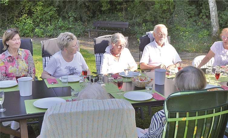 Begrüßung der Gäste durch Einrichtungsleitung Klaudia Zapata (rechts im Bild).privat