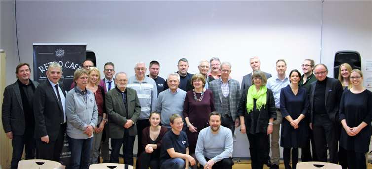 Begrüßung der Sponsoren durch Lisa Scharrenbach (re.) päd. Leiterin im Haus der Familie, OB Achim Hütten (3.v.re.), daneben Janine Müller (Stadtjugendpflegerin) und Bürgermeister Claus Peitz (2.v.li.).Foto: G.S.