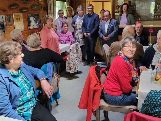 Begrüßung der Urlauber beim Angelweiher Hausen.  Foto: Elfi Steinmetz