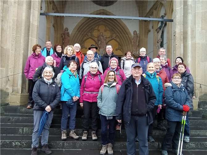 Begrüßung der Wanderer am Portal der Stiftskirche. Foto: Martina Schauß