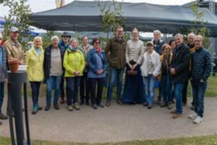 Begrüßung der Wandergruppe durch Herrn Heidgen und die Brunnenkönigin Ellsa