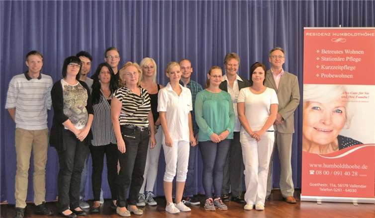 Begrüßung der neuen Auszubildenden durch Rainer Welsch (Geschäftsführer), Klaudia Zapata (Einrichtungsleitung), Sabine Kespe und Denise Schönlaub (Pflegedienstleitungen), Dagmar Hett (2. Vorsitzende Betriebsrat), Andreas Carow (Qualitätsmanager) und David Urban (Personalsachbearbeiter). privat