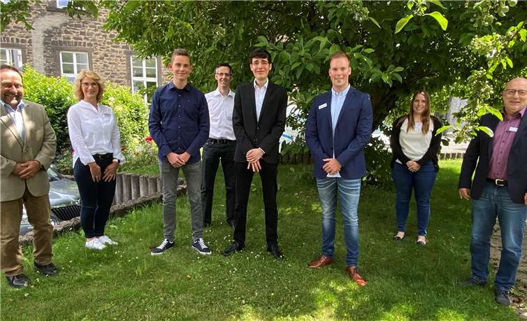 Begrüßung der neuen Auszubildenen: Bürgermeister Alfred Schomisch (v.li.n.re.), Carmen Schäfer, Philipp Schäfer, Ausbildungsleiter Andreas Pung, Yannick Faßhauer, Lukas Schürmann, Michele Weber und Büroleiter Ewald Becker.