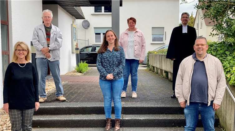 Begrüßung der neuen Gemeindepädagogin Marie Sieben (Mitte), mit den Presbyteriums-Mitgliedern Heike Staffa, Kai Becker (vorne), Gerhard Olma, Désirée Scherer, Pfarrer Michael Stoer (hinten). Für das gemeinsame Foto vor der Christuskirche Plaidt wurden die Corona-Masken kurz abgenommen. Foto: Ev. Kirchengemeinde Plaidt