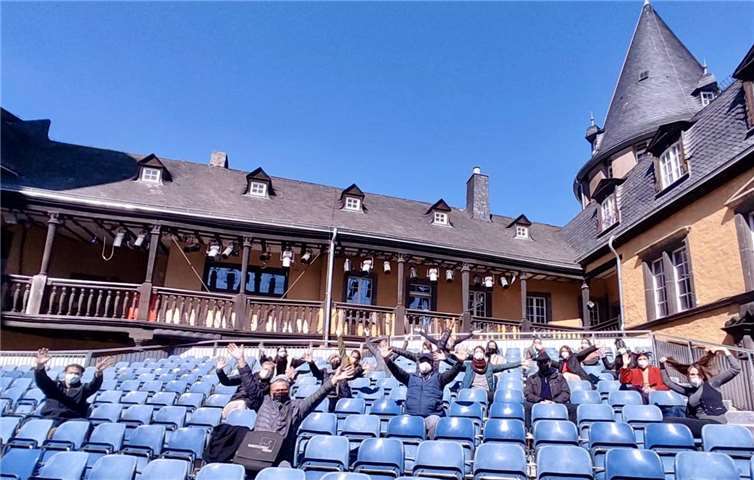 Begrüßung des Ensembles und Teams von „Die Schöne und das Biest“ auf der Zuschauertribüne in der Genovevaburg.Foto: Carola Söllner