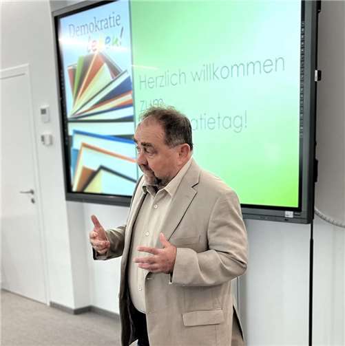 Begrüßung durch Bürgermeister Alfred Schomisch.  Foto: Theresa Bauerfeld