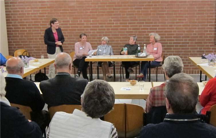Begrüßung durch Pfarrerin Back-Baur (links). Die Lesenden Claudia Wilmers, Ute von Wiarda, Elisabeth Schlösser-Lückenbach und Christine von Gadow. privat