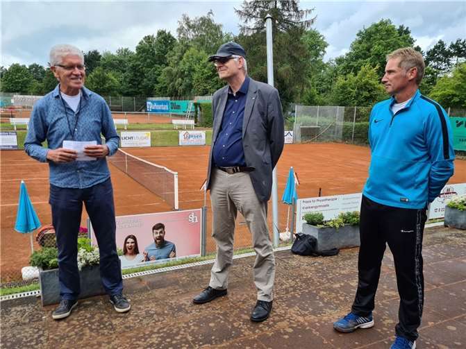 Begrüßung durch den 1. Vorsitzenden TC Rheinbach, Wolf-Ullrich Scherhag, den Bürgermeister der Stadt Rheinbach, Ludger Banken, und Team-Manager Herren 55, Stefan Burchard (v.l.).Fotos: privat
