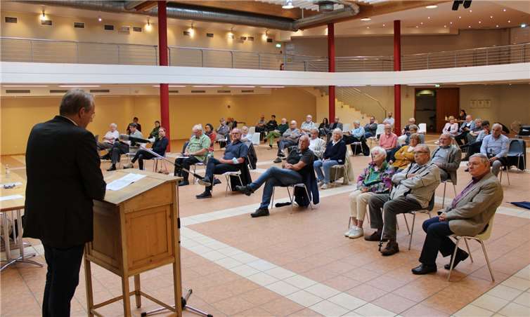 Begrüßung durch den ersten Vorsitzenden des Bürgervereins Synagoge, Thomas Rheindorf. Fotos: DU