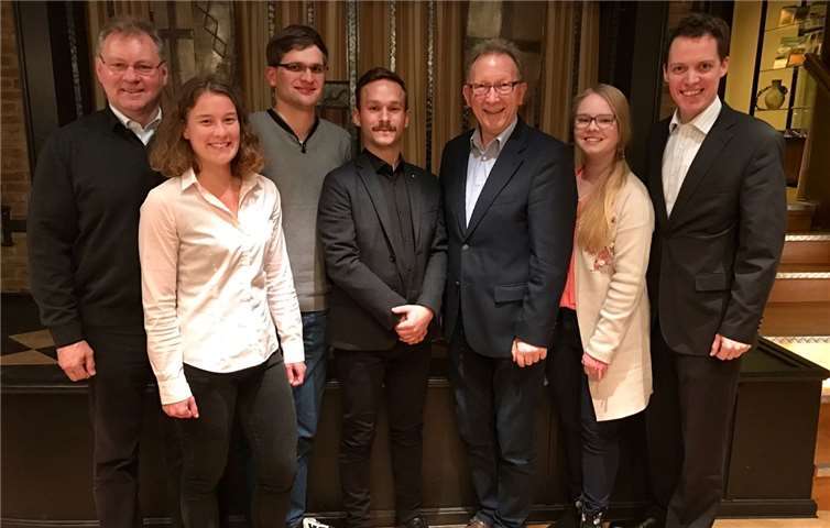 Begrüßung im Kreisvorstand der CDU Neuwied: (v.li.) Viktor Schicker (stellv. Kreisvorsitzender), Antonia Adams (Teilnehmerin Nachwuchsförderprogramm), Julian Kettemer (Landesvorstandsmitglied Junge Union RLP), Lucas Henn (Teilnehmer Nachwuchsförderprogramm), Erwin Rüddel MdB (Kreisvorsitzender), Luisa Kappes (Teilnehmerin Nachwuchsförderprogramm) und Simon Solbach (Kreisvorsitzender Junge Union Neuwied).CDU KV Neuwied