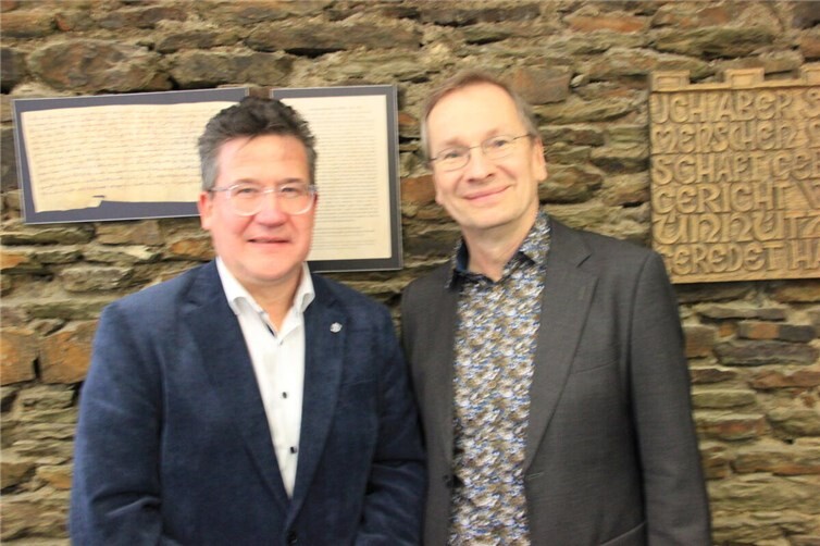 Begrüßung im Sinziger Rathaus: Bürgermeister Andreas Geron mit seinem Amtskollegen der Verbandsgemeinde Linz, Frank Bender.Foto: GS