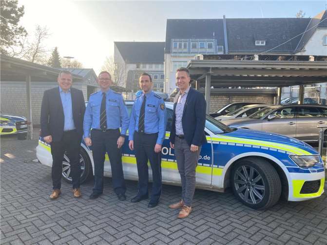 Begrüßung im neuen Amt. V.l.n.r.: Ralf Durben (Leiter der Polizeidirektion Mayen), André Kirschner, Andreas Schäfer (Dienststellenleiter) und Pascal Rowald (Vorsitzender des örtlichen Personalrats).  Foto: Polizei