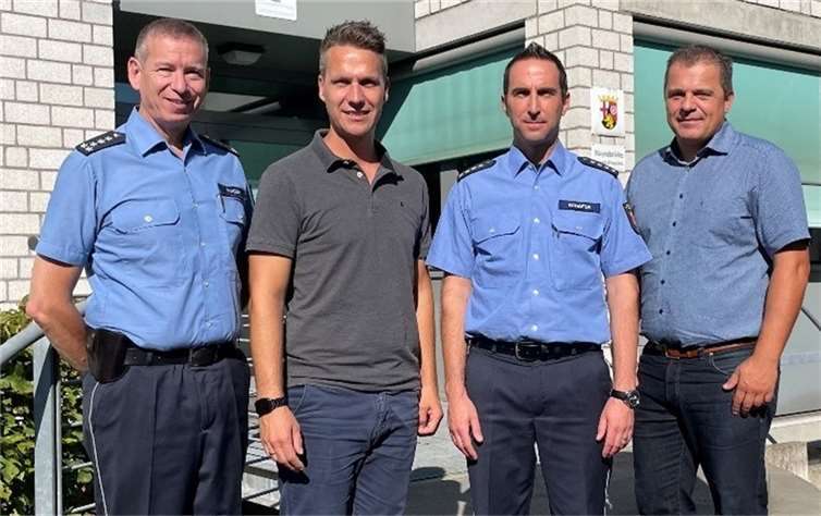 Begrüßung im neuen Amt (v.l.n.r.) : Joachim Pinger (Dienststellenleiter), Pascal Rowald (Vorsitzender des örtlichen Personalrats), Andreas Schäfer und Ralf Durben (Leiter der Polizeidirektion Mayen).  Foto: Polizei