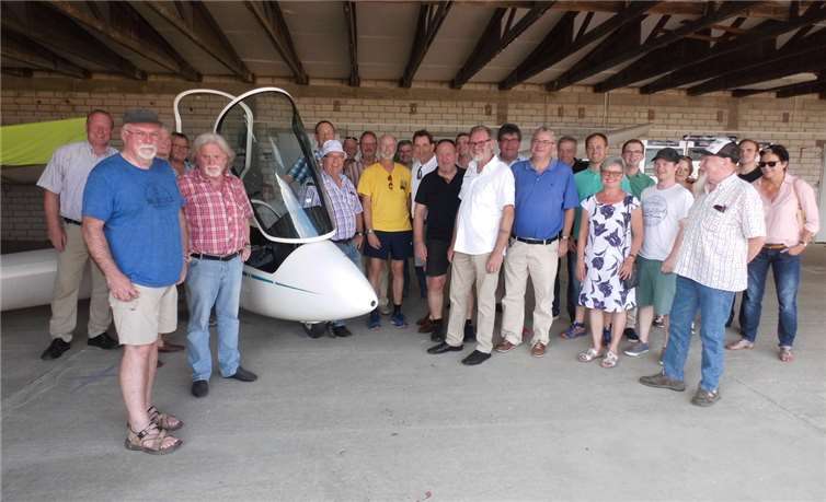 Begrüßung in der älteren Halle. Thomas Paulsen im gelben Hemd neben dem Kreisvorsitzenden Matthias Lammert.CDU Rhein-Lahn