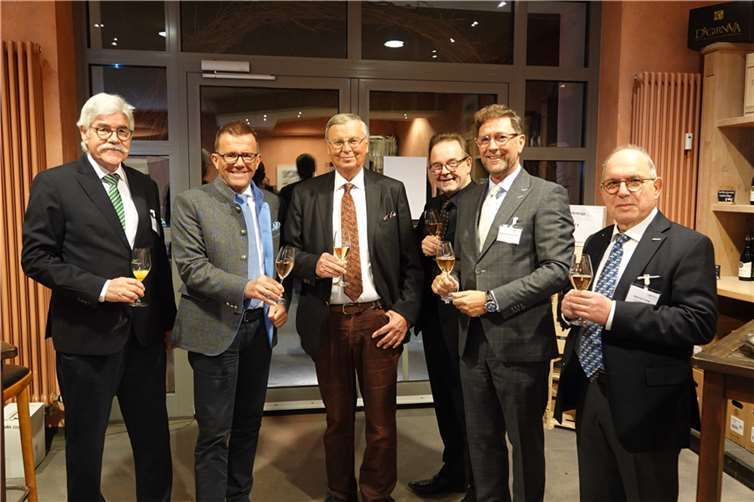 Begrüßung mit Vorstand und Blanc de Noir: (von links) Elmar Lersch, Gereon Haumann, Wolfgang Bosbach, Harald Monschau, Detlef Odenkirchen und Werner Jung.  Fotos: GS