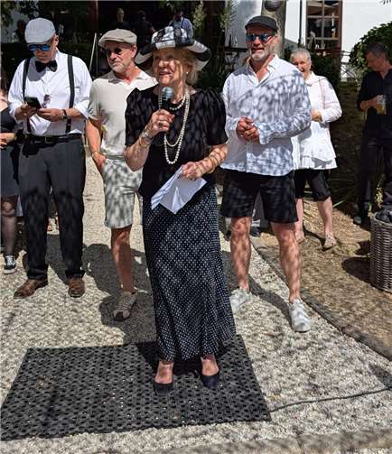 „Ein Jahrhundert voller Klang und Visionen“ Begrüßung mit familiärer Geschichte: Brigitte Hilgert-Becker, Seniorchefin und Tochter des Firmengründers, eröffnete die Feier mit einer Ansprache. Daneben links: Frank Natschke, Geschäftsführer von Brillen Becker, rechts Dan Hilgert-Becker, Geschäftsführer von BECKER Hörakustik in dritter Generation. Foto: BECKER Hörakustik