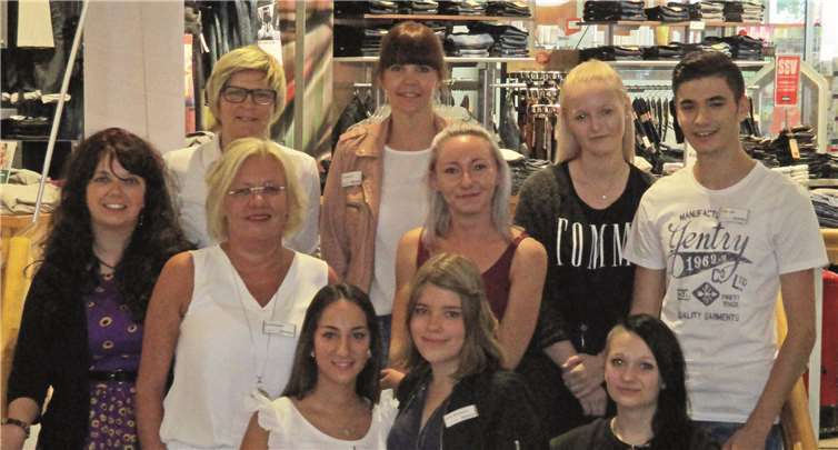 Begrüßung neuer Azubis durch die Geschäftsleitung, Ausbilderinnen und die „großen“ Azubis. (1. Reihe v.l.) Selin Parlak, Anna-Maria Retzmann und Josephine Menke.