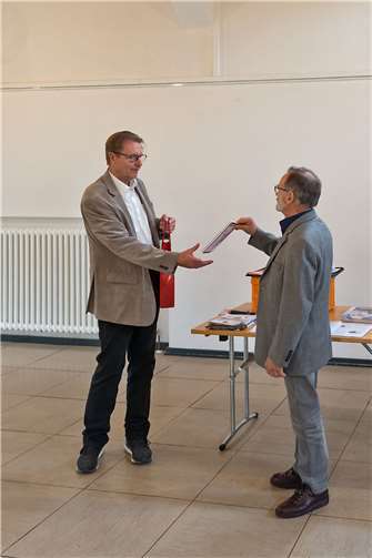 Begrüßung und Einführung hielt der stellvertretende Vorsitzende, Karl Micklisch, der zum Dank anschließend dem Referenten das Büchlein „Buschhoven und seine Geschichte“ von Georg Jung überreichte.