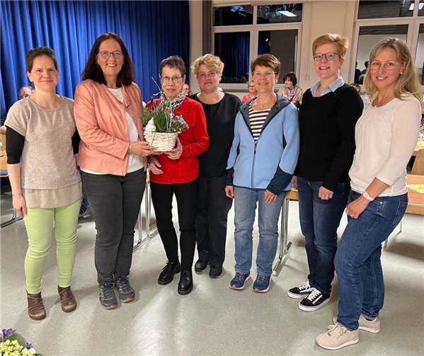 Begrüßung und Verabschiedung im Vorstand des MGV Cäcilia Lantershofen 1893 e.V. (v.l.n.r.): Barbara Rieck, Beate Wronka, Claudia Schirp, Almut Dücker, Christa Koos, Antonia Rieb und Berit Klose.  Foto: Brigitte Etten
