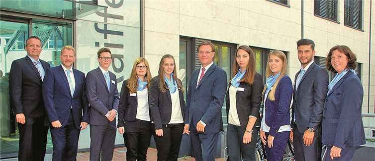 Begrüßung und freundlicher Empfang für die neuen Auszubildenden bei der Raiffeisenbank Rheinbach Voreifel eG: Der Vorstandssprecher der Raiffeisenbank, Burkhard Kraus, (5.v.r.), Ausbildungsleiterin Ursula Müller (1.v.r.), Betriebsratsvorsitzender Jacques Lecrenier (1.v.l.) und Personalleiter Markus Perk (2.v.l.) wünschten den jungen Leuten viel Erfolg im Ausbildungsberuf. STEIN