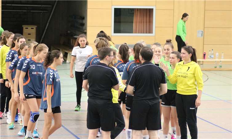 Begrüßung vor dem Spiel in Mendig. Fotos: privat