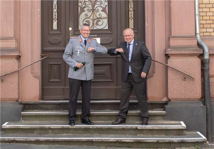 Begrüßung zu Corona-Zeiten: Oberbürgermeister Labonte begrüßt Generalmajor Bodemann vor dem Rathaus in Lahnstein.Foto: Bundeswehr / Franziska Hunold