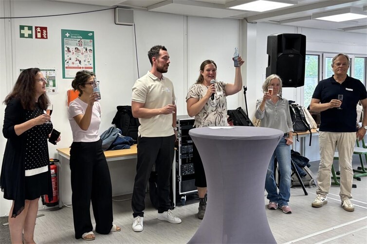 Begrüßung zum BILA-Schuljahresempfang (v. l.): Uta Erlekampf (Barbarossaschule), Lea Schramke (Janusz-Korczak-Schule), Florian Beck (Regenbogenschule), Dr. Eva Polch (Schulkoordinatorin BILA Sinzig), Susanne Huth (Prozessbegleitung, involas) und Dr. Jens Braner (Rhein-Gymnasium).