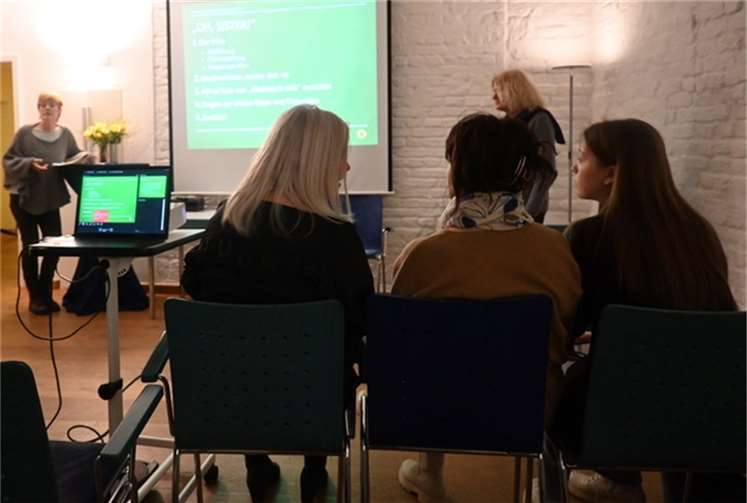 Begrüßung zur Solidaritätsveranstaltung durch Susanne Chur-Lahl (links) und Burglind Jantscher-Scheler (rechts). Fotos: privat