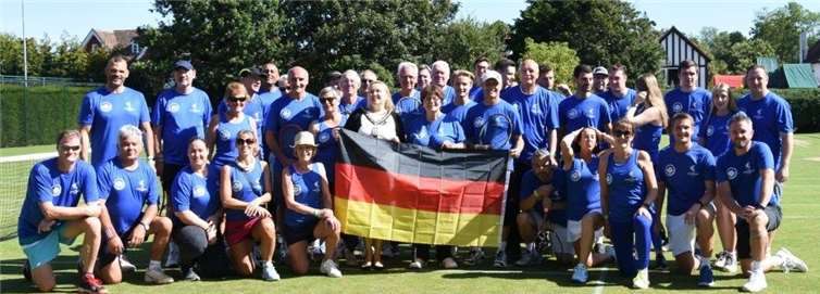 Begrüßungsfoto der Aktiven auf besten Rasenplätzen im Londoner Stadtteil Bromley. Foto: privat