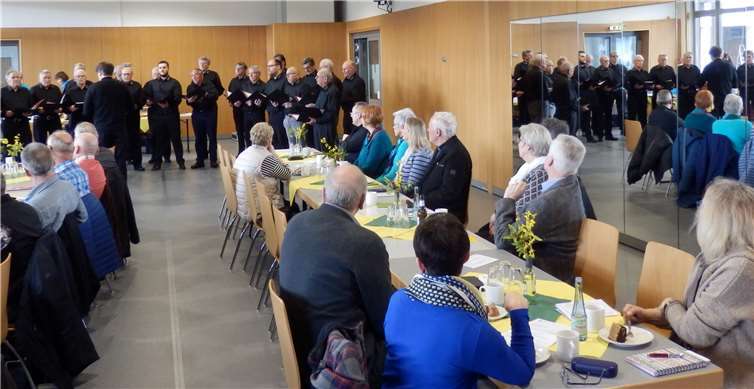 Begrüßungslied des Männerchores 1904 Nickenich unter der Leitung von Markus Schlaf. Fotos: privat