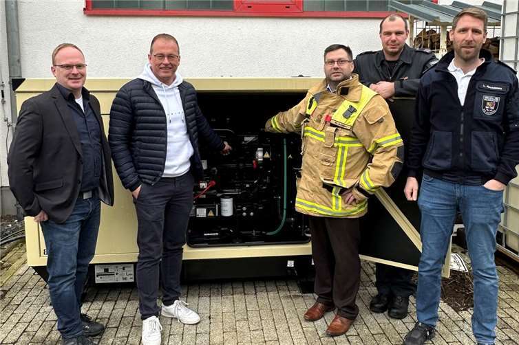 Begutachteten das neue Notstromaggregat am Feuerwehrgerätehaus Mendig (von links): Christopher Wittig, Fachbereichsleiter Familie, Schulen, Ordnung und Soziales VG-Verwaltung Mendig und Wehrführer FFW Mendig, Jörg Lempertz, Bürgermeister VG Mendig, Stephan Schüller, Wehrleiter VG Mendig, Tim Skubch, stellvertretender Wehrleiter VG Mendig, und Lukas Reutelsterz, stellvertretender Wehrführer FFW Mendig. Foto: Stefan Pauly/VG-Verwaltung Mendig
