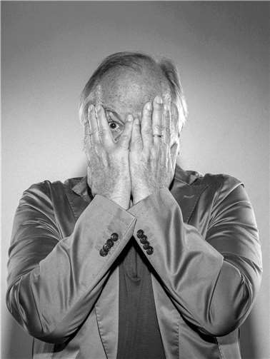 Behält immer den Durchblick: Der Preisträger der 36. Morenhovener Lupe Wilfried Schmickler. Copyright: Ilona Klimek