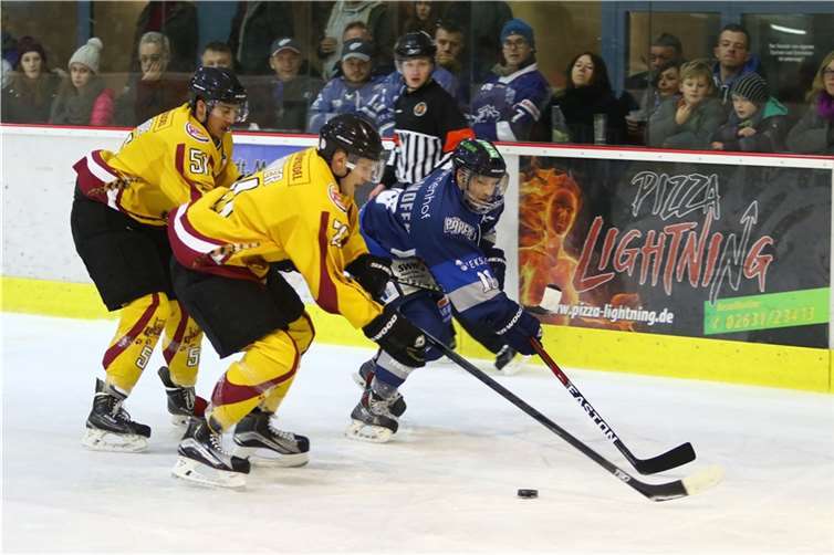 Behalten die Bären um Marc Blumenhofen (rechts) gegen Lauterbach auch über den Freitag hinaus eine weiße Weste in dieser Saison? Ein dritter Sieg über die Luchse würde weiterhin Platz eins in der Meisterrunde der Regionalliga West bedeuten.Foto: EHC 2016