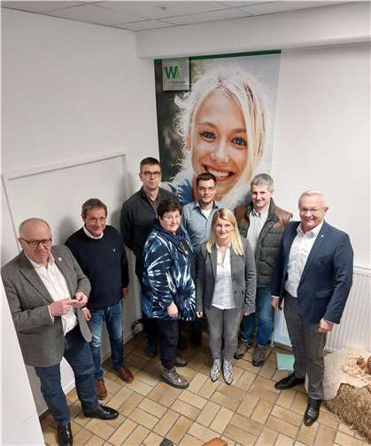 Behalten gemeinsam die Landwirtschaft in der Region Westerwald im Fokus (v.l.n.r.): Dr. Peter Enders (Landrat Kreis Altenkirchen), Achim Schwickert (Landrat Westerwaldkreis), Bernhard Höfer (Kreis Altenkirchen), Doris Fey (Kreis Altenkirchen), Sandra Köster (Vorständin Wir Westerwälder), Michael Hassel (Kreis Altenkirchen), Mario Orfgen (Kreis Altenkirchen) und Achim Hallerbach (Landrat Kreis Neuwied). Auf dem Bild fehlt: Marion Schmitz (Kreis Neuwied) Foto: Wir Westerwälder